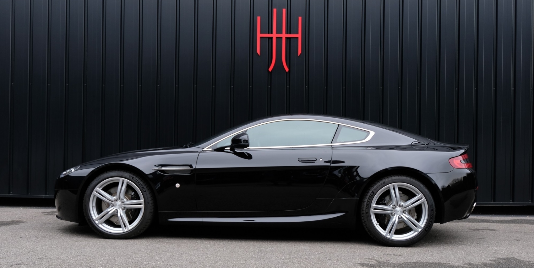ASTON MARTIN V8 VANTAGE