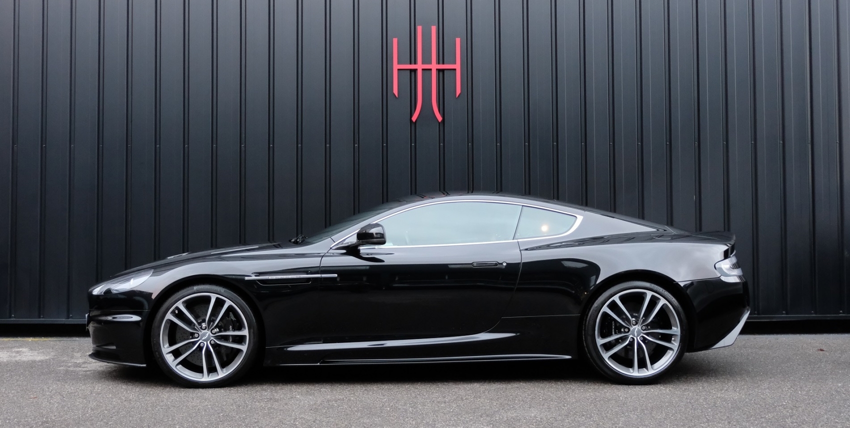 ASTON MARTIN DBS CARBON BLACK