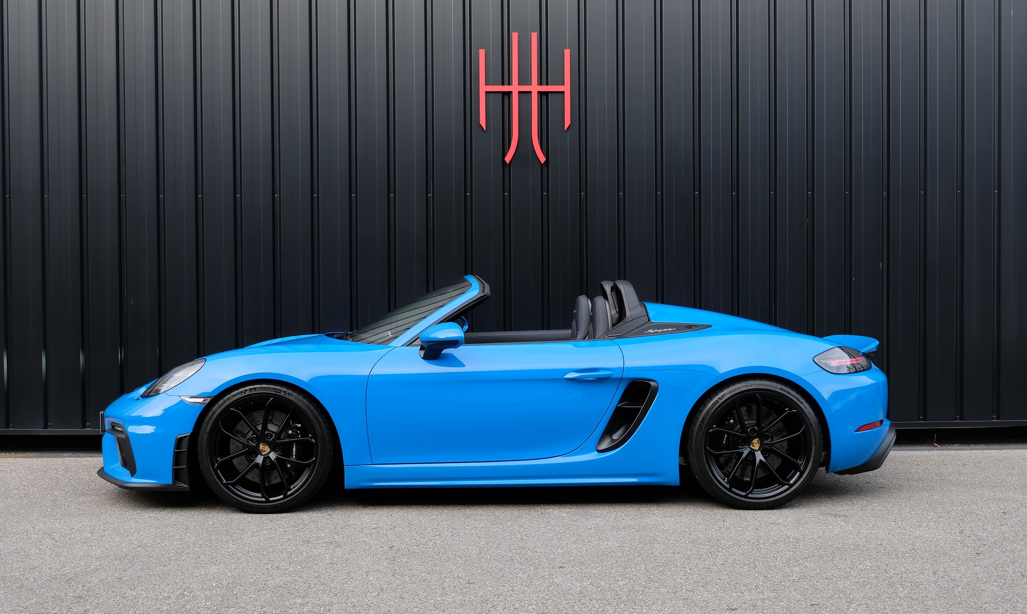Porte clé bleu neuf Porsche avec une jolie boîte
